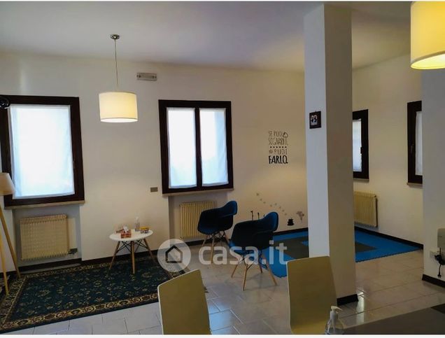 Ufficio in commerciale in Via Vittorio Veneto