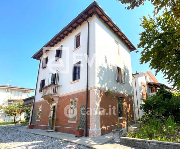 Casa indipendente in residenziale in Via Valeggio 54