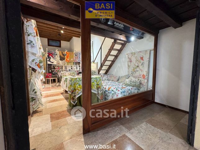 Ufficio in commerciale in Via Canova