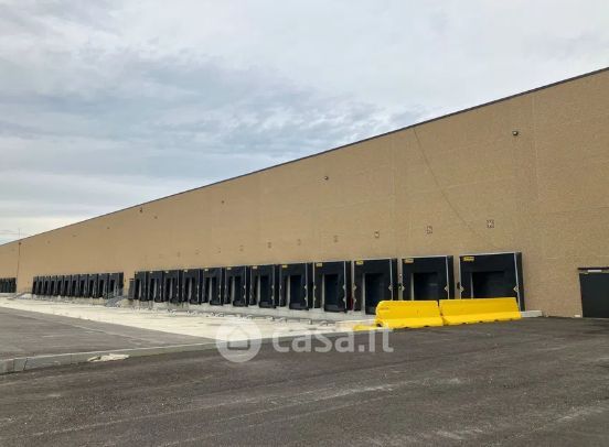 Capannone in commerciale in Via Circonvallazione