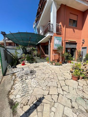 Negozio/locale commerciale in commerciale in Via Strofiano 12