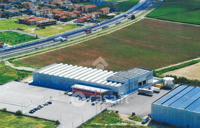 Capannone in commerciale in Via Umberto Giordano 100