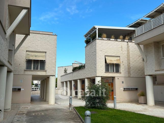 Appartamento in residenziale in Viale della Pineta di Fregene 52