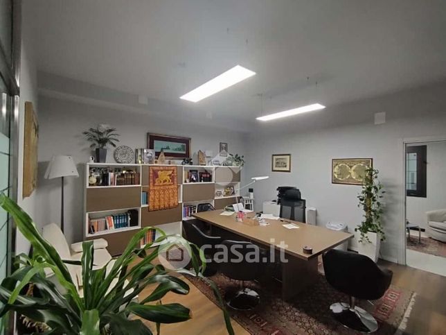 Ufficio in commerciale in Via R. Franchetti 158