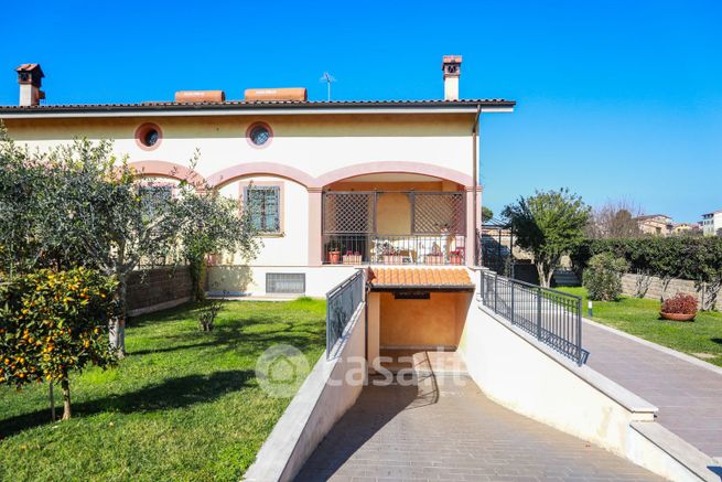 Casa bi/trifamiliare in residenziale in Vico Catarci