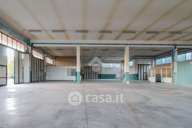 Capannone in commerciale in Via dell'Artigianato