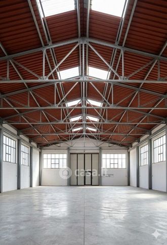 Capannone in commerciale in 
