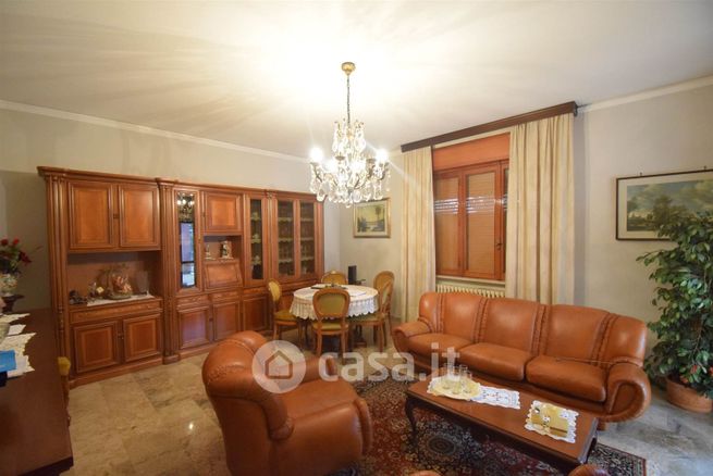 Casa indipendente in residenziale in 