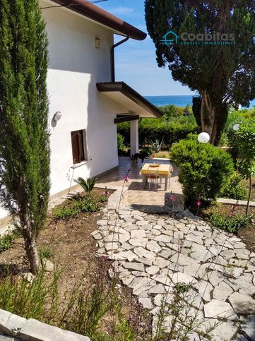 Villa in residenziale in Via della Scogliera 7