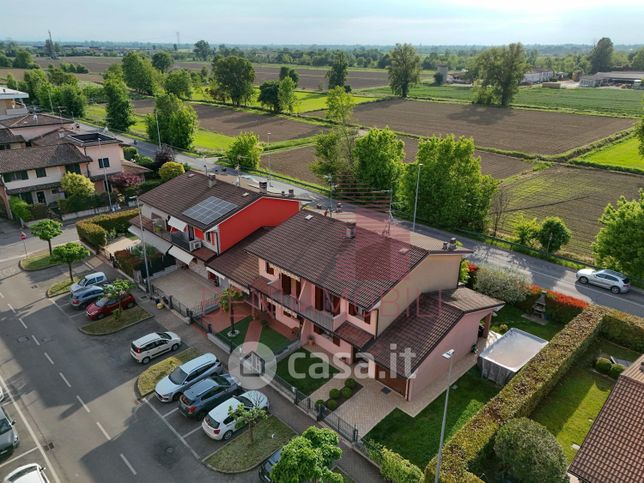 Casa bi/trifamiliare in residenziale in Via Monet 118