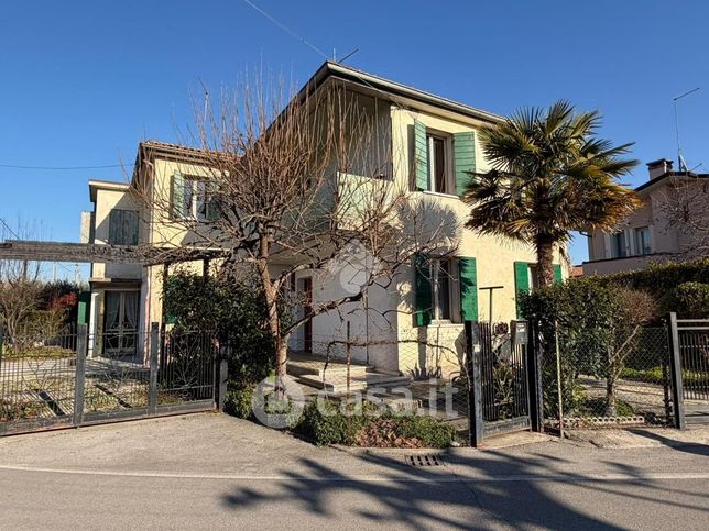 Villa in residenziale in Via Gorizia 12