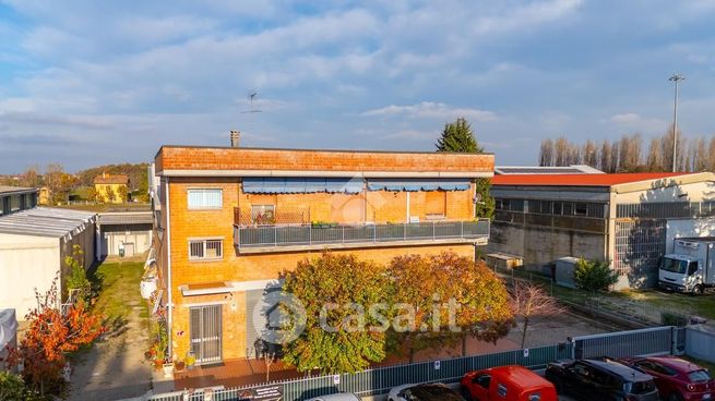 Capannone in commerciale in Via Enrico Mattei 5