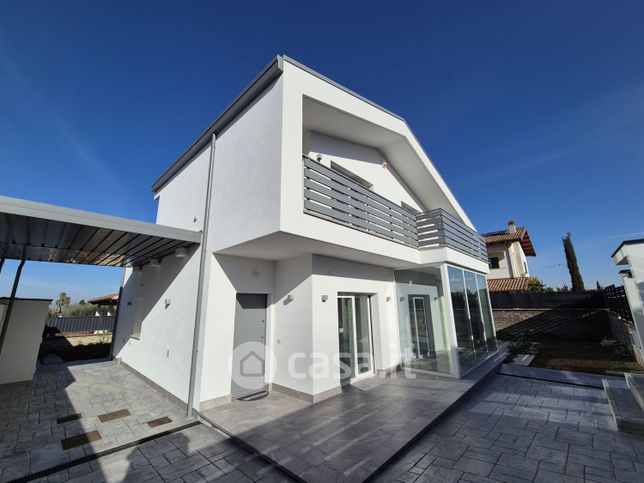 Villa in residenziale in Via Tuscolana 110