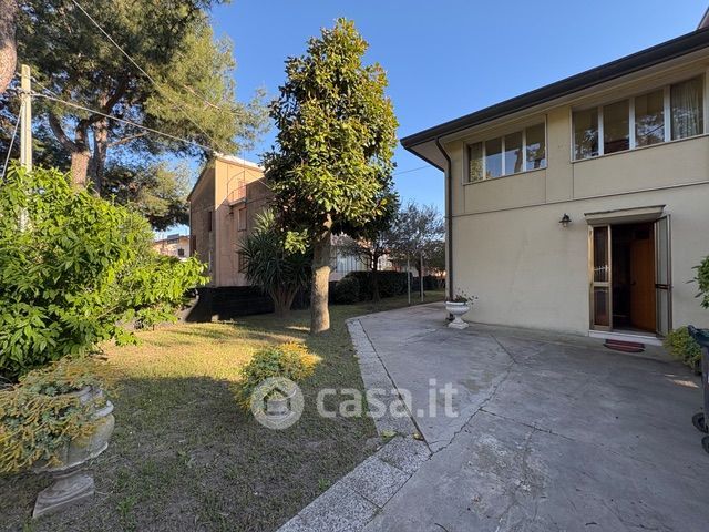 Casa bi/trifamiliare in residenziale in 