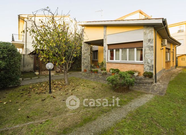 Casa indipendente in residenziale in Viale Italia 5