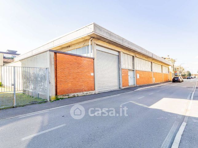 Capannone in commerciale in Via Ugo Foscolo