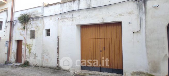 Box/posto auto in residenziale in Vico Cantore Caniglia