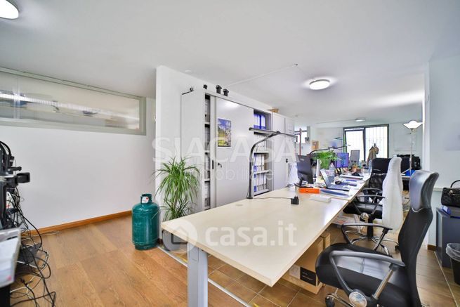 Ufficio in commerciale in Via Cavenago di brianza