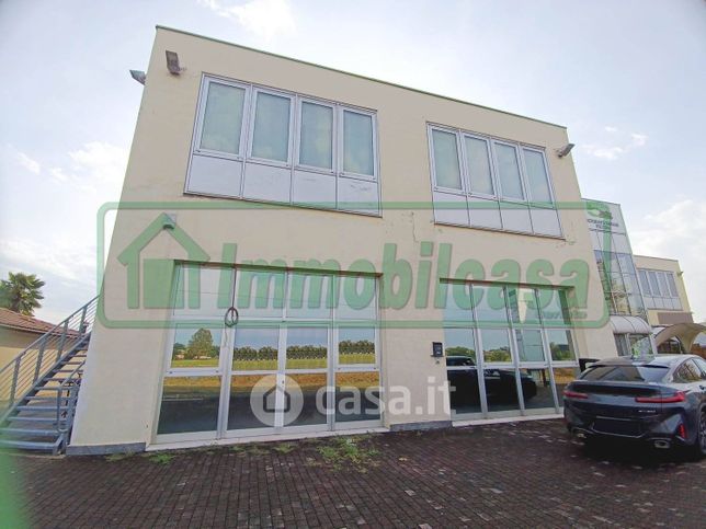 Capannone in commerciale in Via Provinciale Est