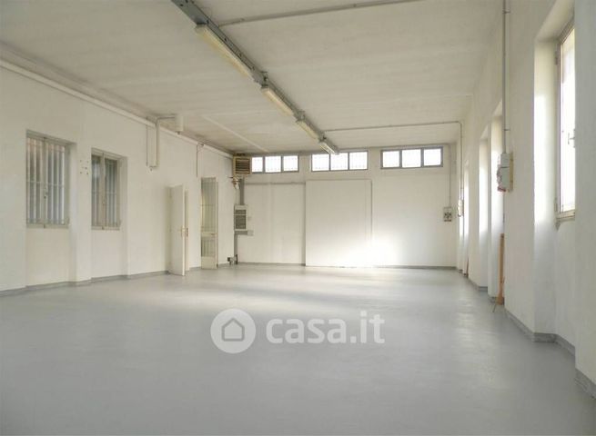 Capannone in commerciale in 