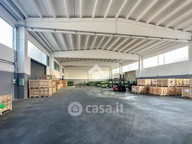 Capannone in commerciale in Via de Toni 3