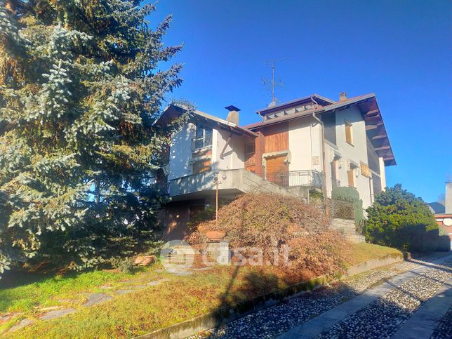 Villa in residenziale in Via per Arona