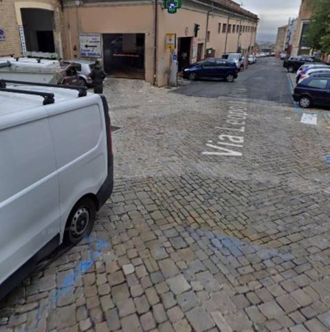 Box/posto auto in residenziale in Via Leopoldo Armaroli