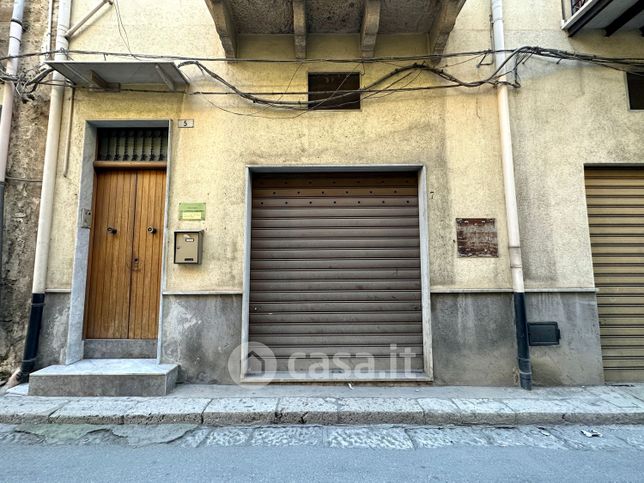 Garage/posto auto in residenziale in Via Roma 7