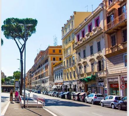 Negozio/locale commerciale in commerciale in Via di Valle Aurelia