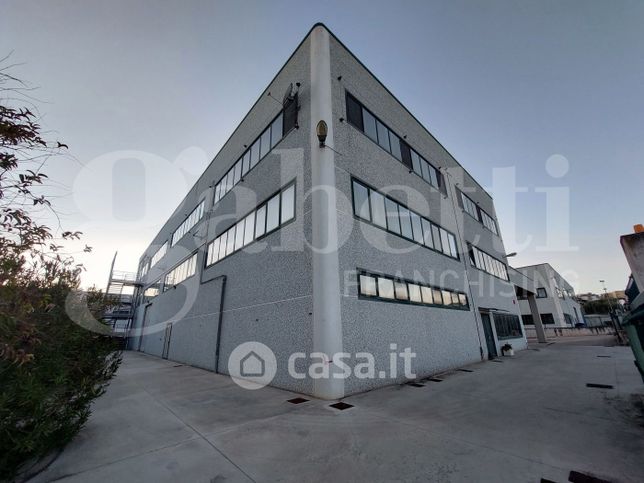Capannone in commerciale in Via Certosa