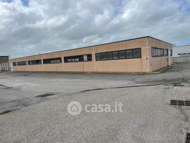 Capannone in commerciale in 