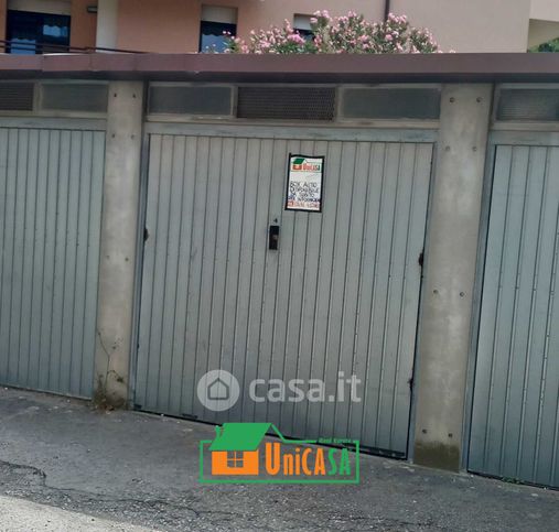 Box/posto auto in residenziale in Via E. Valentinis 100