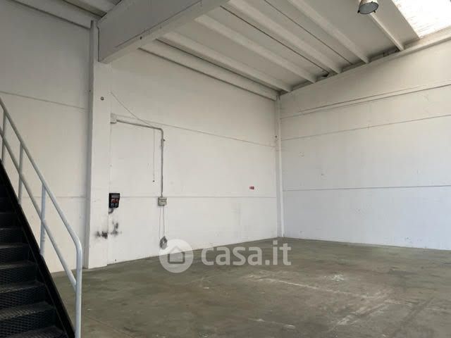 Capannone in commerciale in Via Emilia