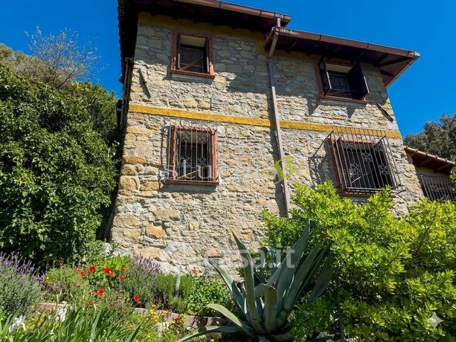 Casa indipendente in residenziale in Strada Gardiora
