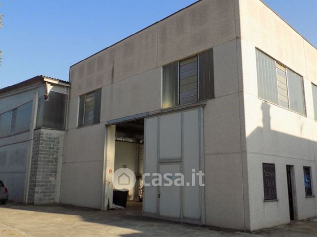 Capannone in commerciale in Via Gera D'Adda 10