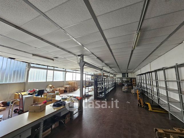 Capannone in commerciale in 