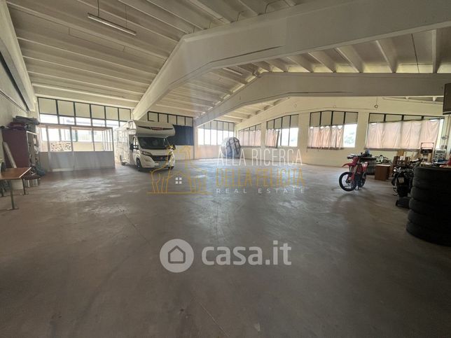 Capannone in commerciale in Viale Divisione Julia