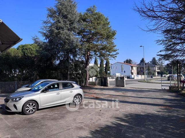 Capannone in commerciale in Via Achille Grandi 15