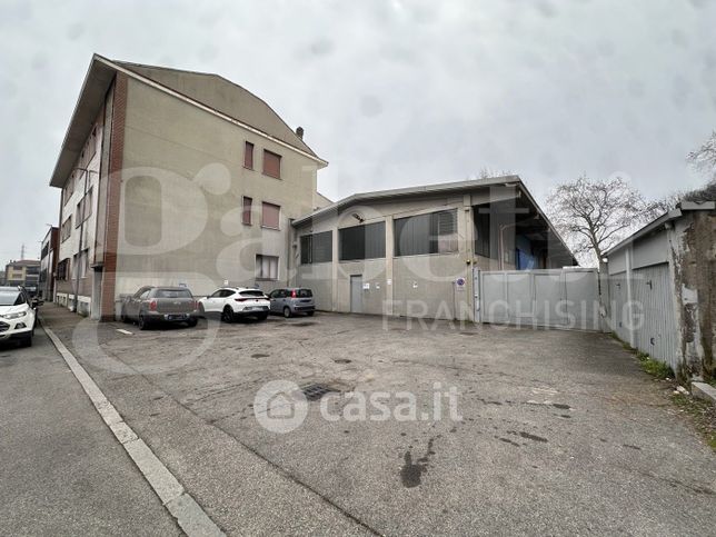 Capannone in commerciale in Via Giuseppe Mazzini 17