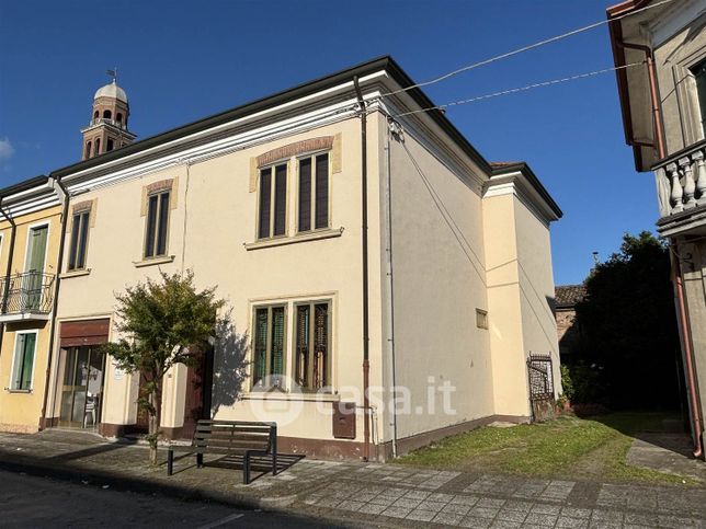 Casa bi/trifamiliare in residenziale in 