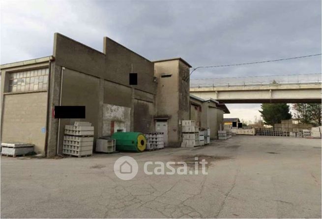 Capannone in commerciale in Via Mantovani