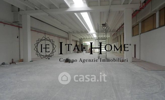 Capannone in commerciale in 