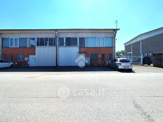 Capannone in commerciale in Via Valdellatorre 174