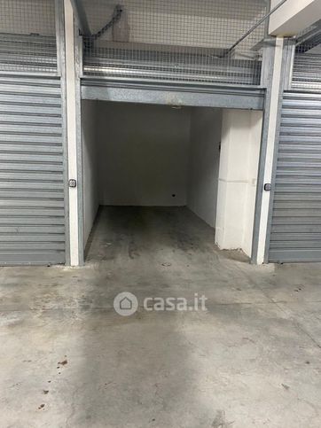 Box/posto auto in residenziale in Via Fratelli Cairoli 39