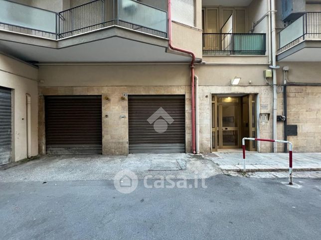 Box/posto auto in residenziale in Via Martiri delle Fosse Ardeatine 43