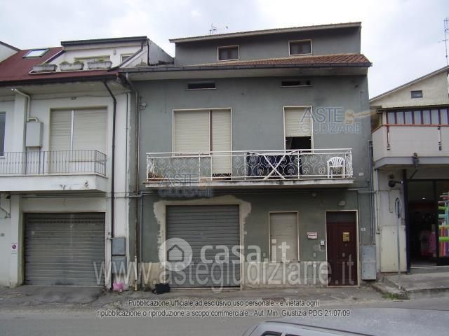Box/posto auto in residenziale in Via IV Novembre 17