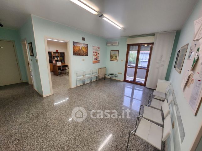 Ufficio in commerciale in Via Cerrano 18