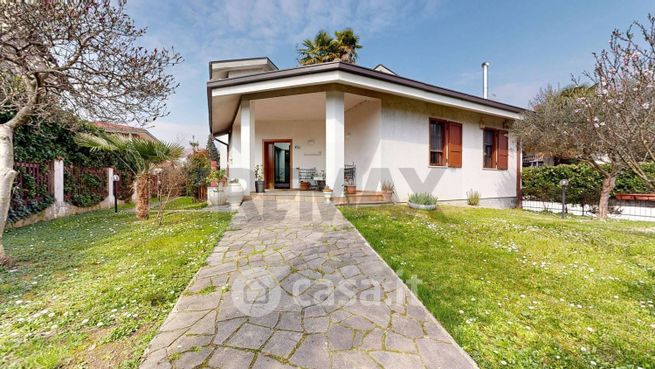 Villa in residenziale in Via Gaetano Donizetti 51