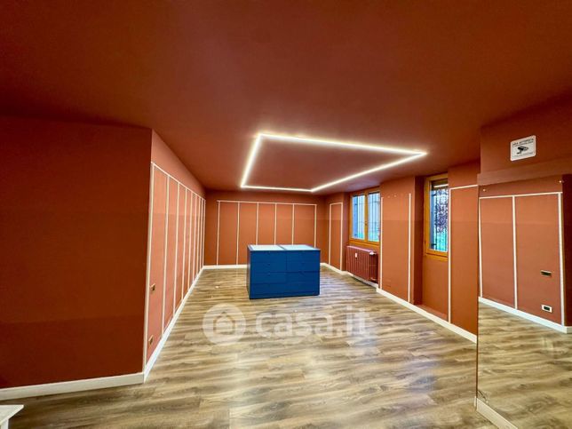 Ufficio in commerciale in Via Arona 4