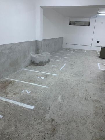 Box/posto auto in residenziale in Via Novara